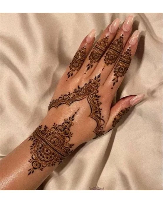 Knot Zigzag Pattern On Back Hand Mehndi Design Knot Zigzag Pattern On Back Hand Mehndi Design